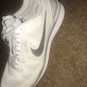white nike shoes